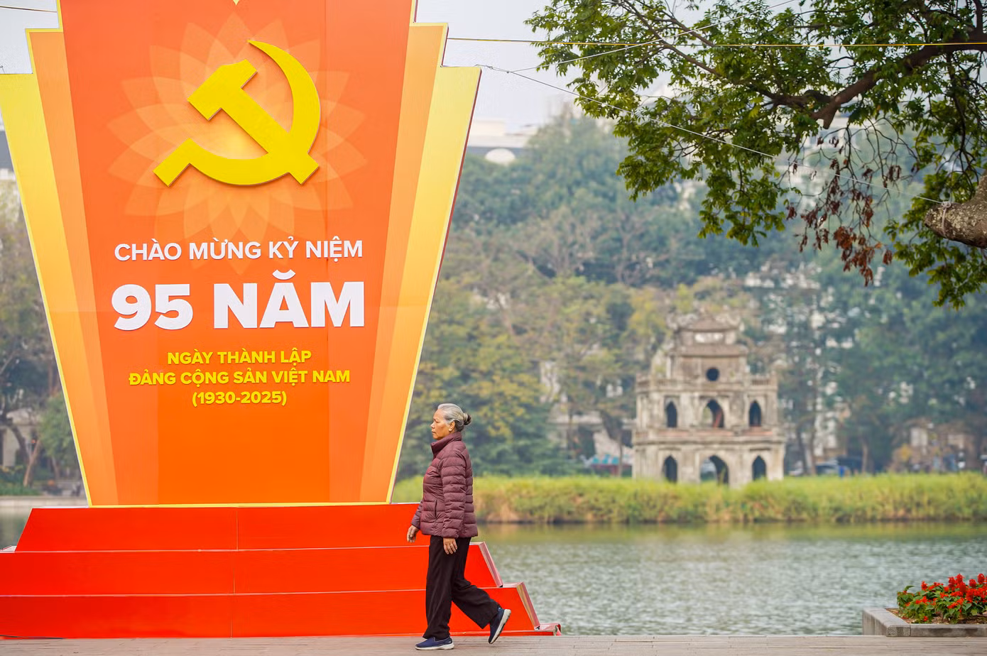 Hồ Gươm đẹp bình dị, khác lạ trong ngày mùng 1 Tết.