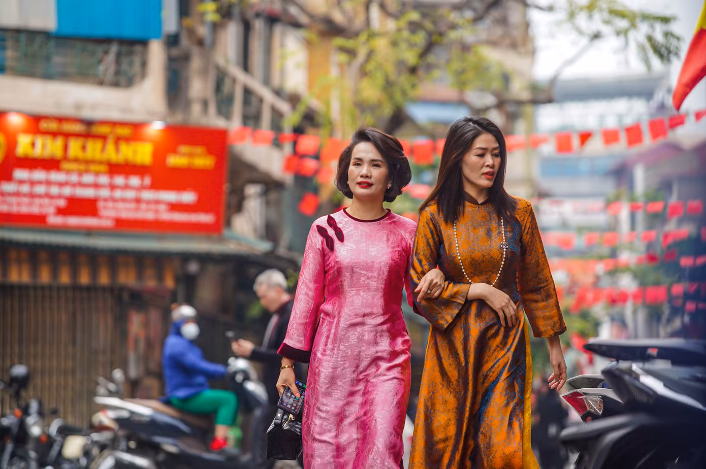 Một số người đã dậy sớm đi du Xuân tại khu vực phố cổ.