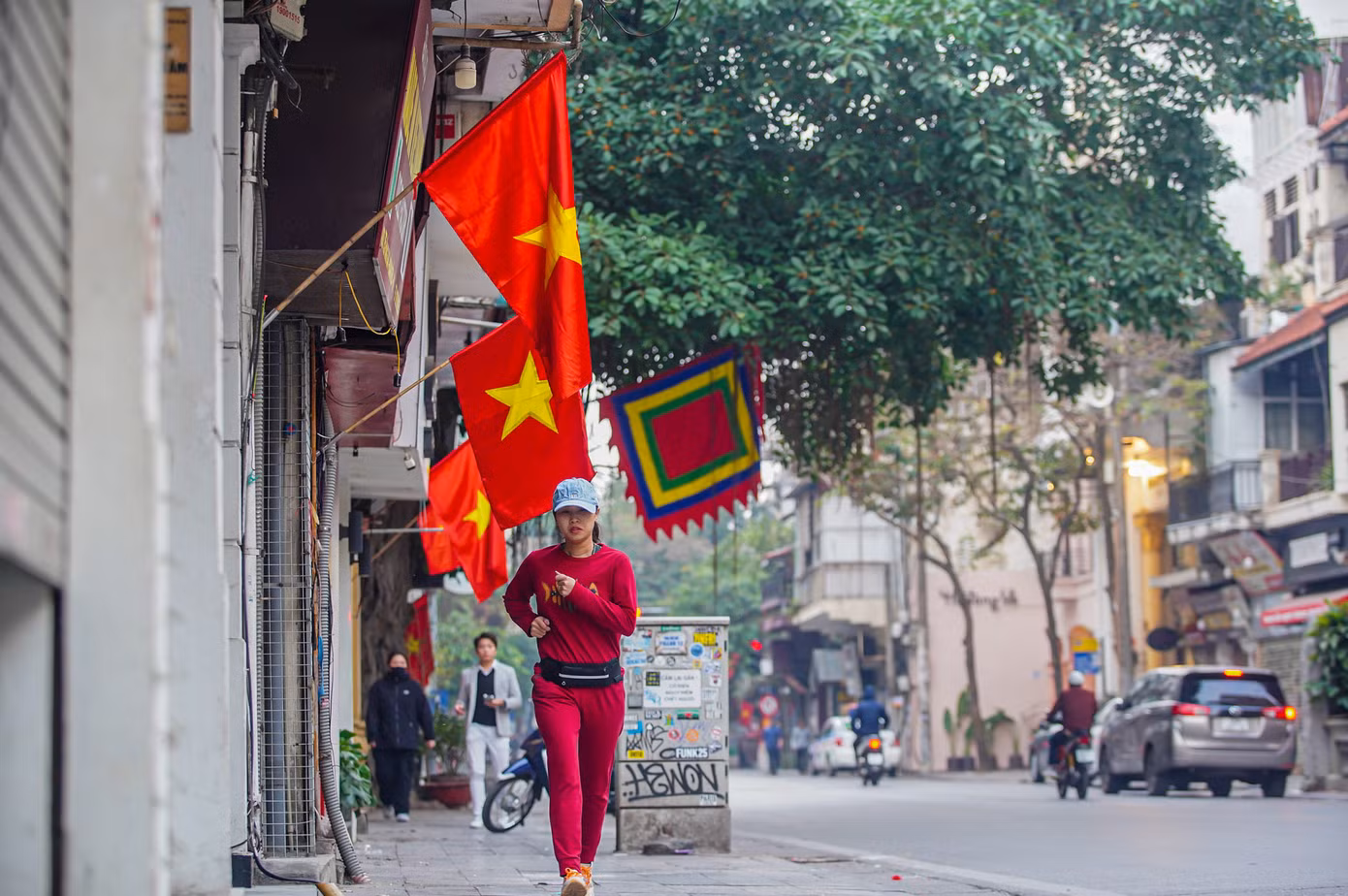 Phố Hàng Bông trong sáng mùng 1 Tết.