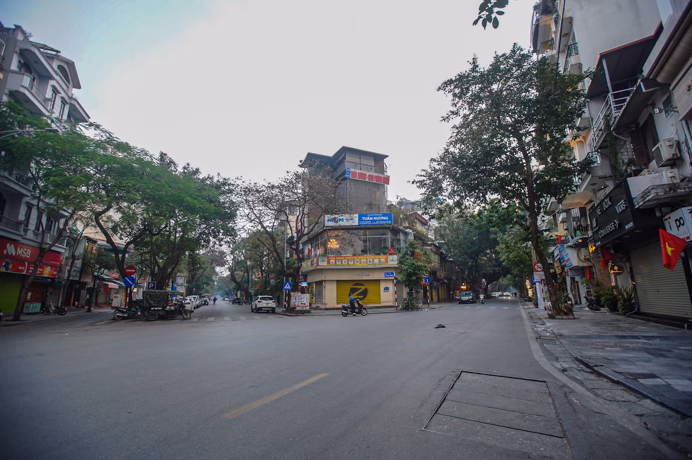Khung cảnh vắng hoe tại ngã ba Hàng Bông - Phùng Hưng (quận Hoàn Kiếm) khác với cảnh tập nập ngày thường.
