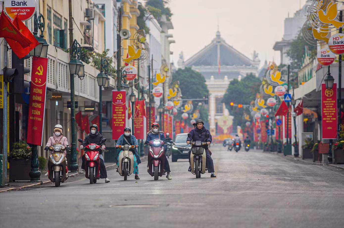 Phố Tràng Tiền lạ thường trong sáng mùng 1 Tết.