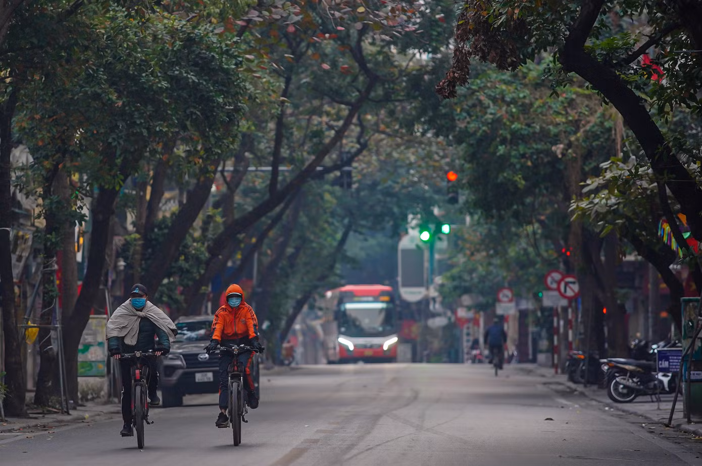 Sáng mùng 1 Tết chỉ có bóng dáng của một vài chiếc ô tô và xe máy di chuyển vội vàng hay những người đạp xe, chạy bộ tập thể dục.