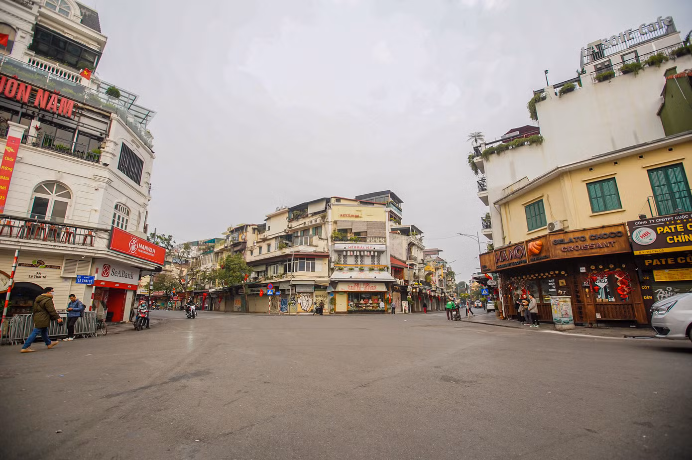 Quảng trường Đông Kinh Nghĩa Thục vắng hoe.