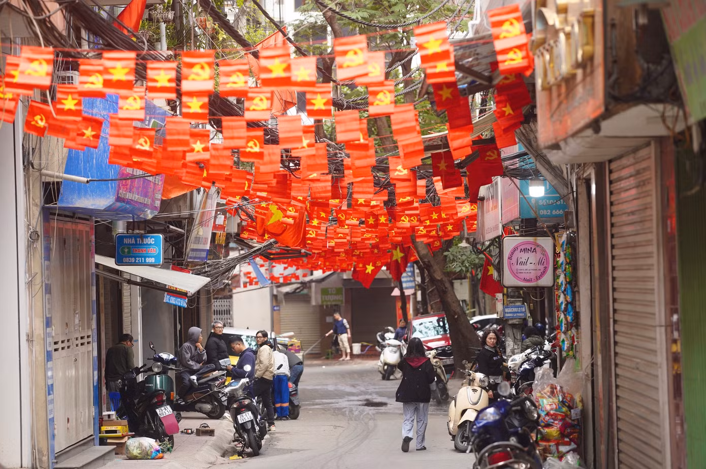 Một con ngõ phố Tây Sơn rực rỡ màu cờ trong ngày cuối cùng của năm.