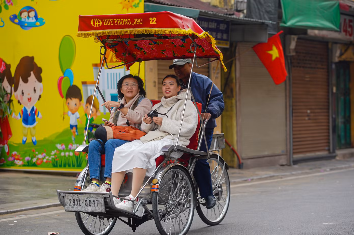 Hai du khách quốc tế tận hưởng không khí bình yên của Thủ đô Hà Nội