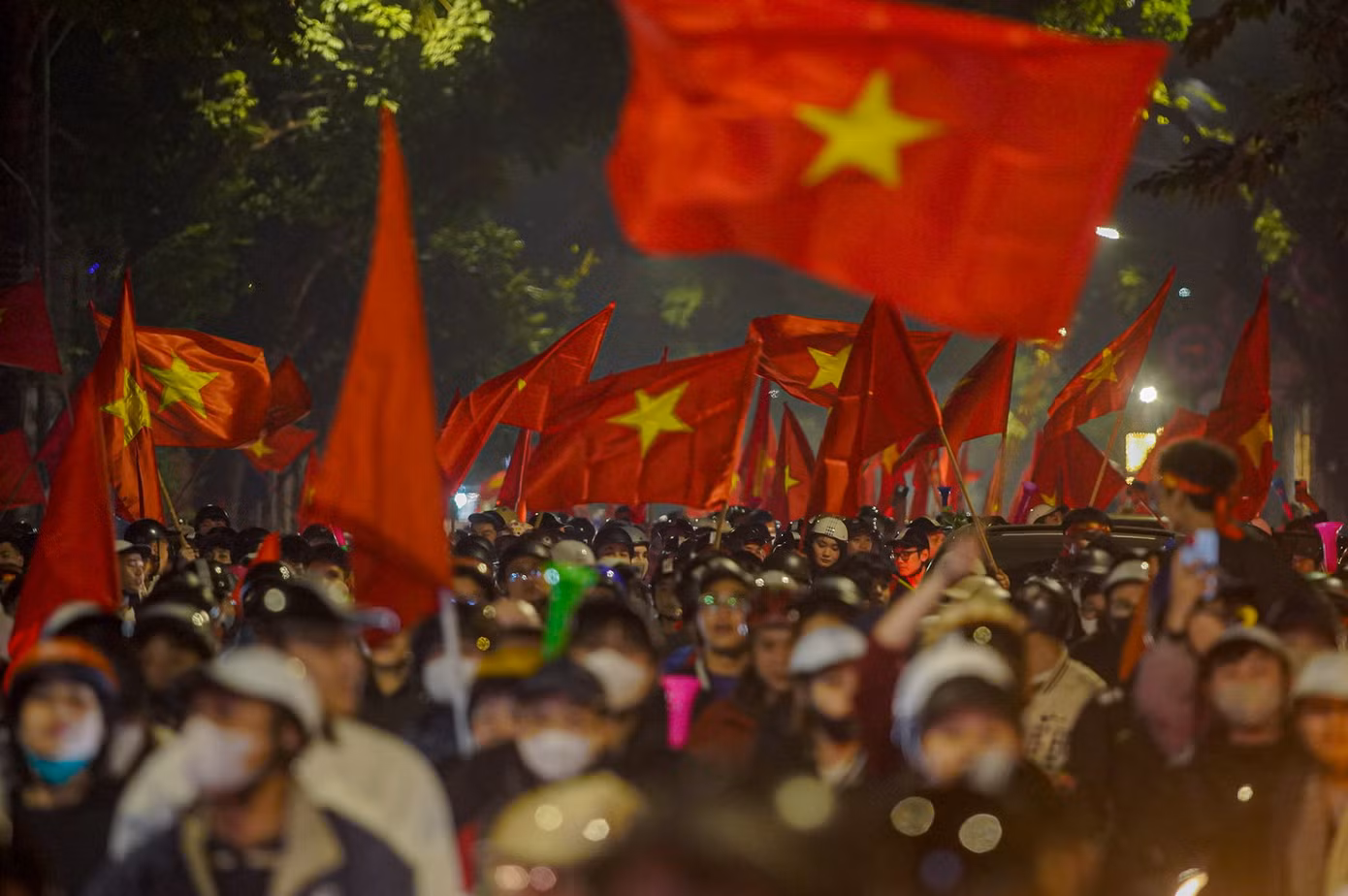 Tối 2/1, ĐT Việt Nam thắng 2-1 trước Thái Lan ở trận chung kết lượt đi AFF Cup 2024. Ngay lập tức, người dân Thủ đô đổ ra đường để ăn mừng với nhiều cách độc đáo.