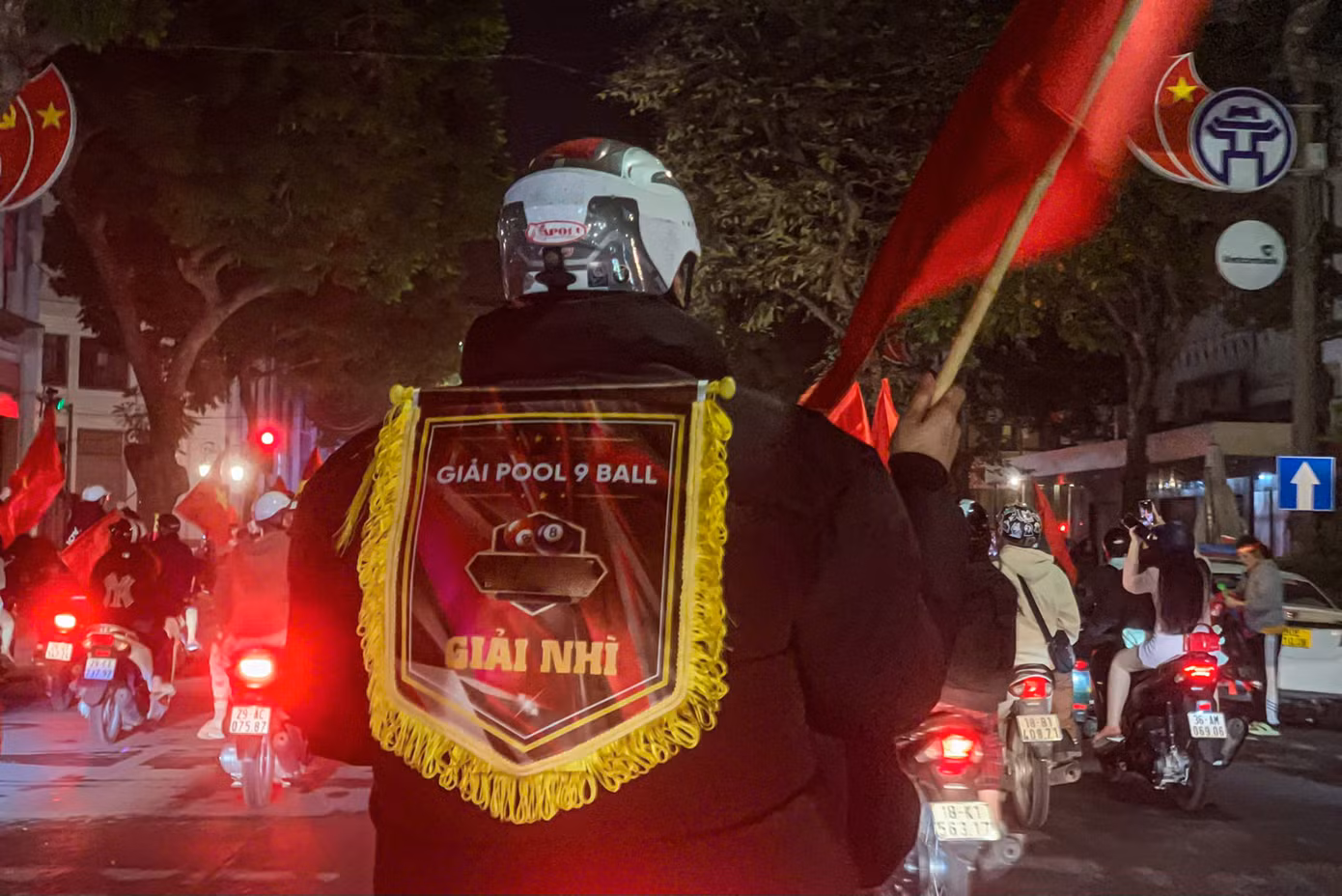 Cổ động viên "đi bão" nhưng không quên khoe thành tích đấu giải bi-a.
