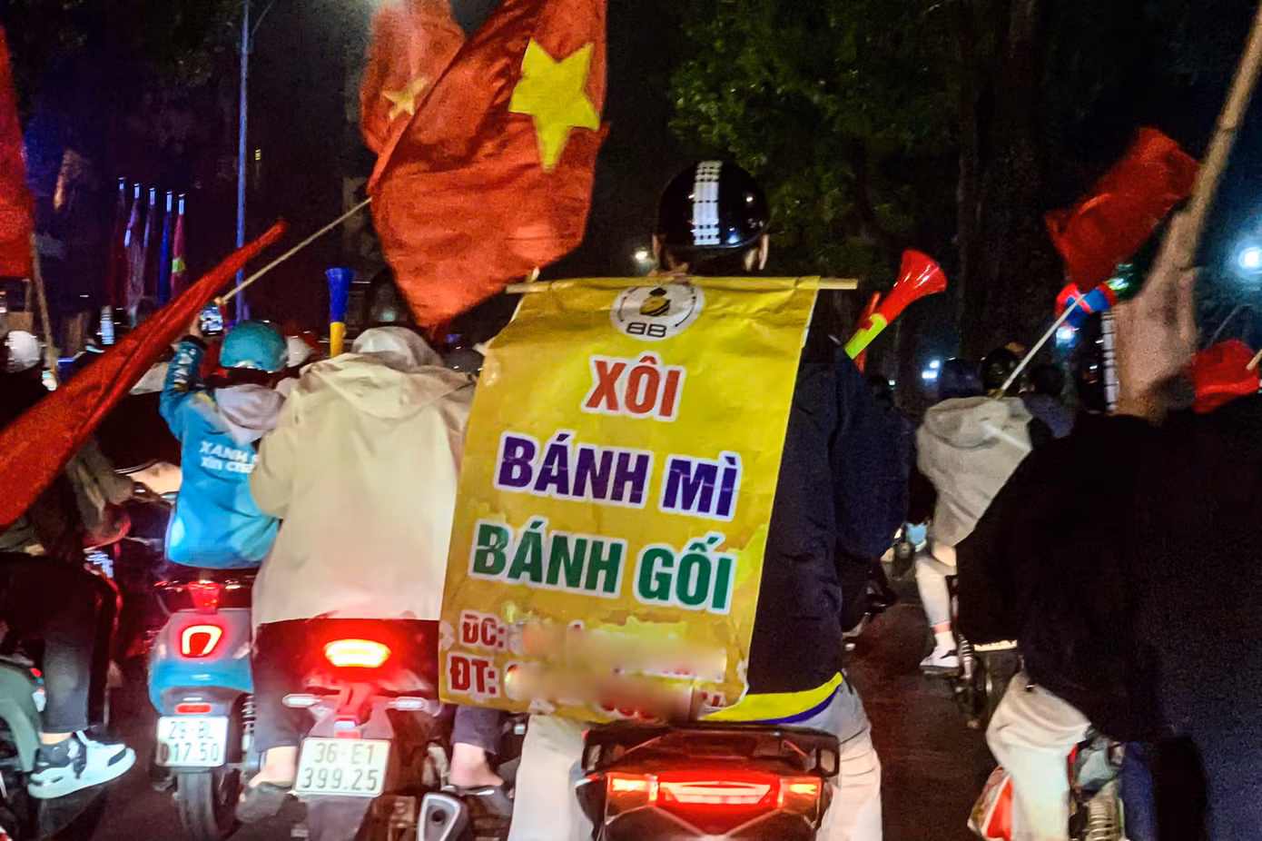 Một CĐV tranh thủ quảng cáo quán xôi.