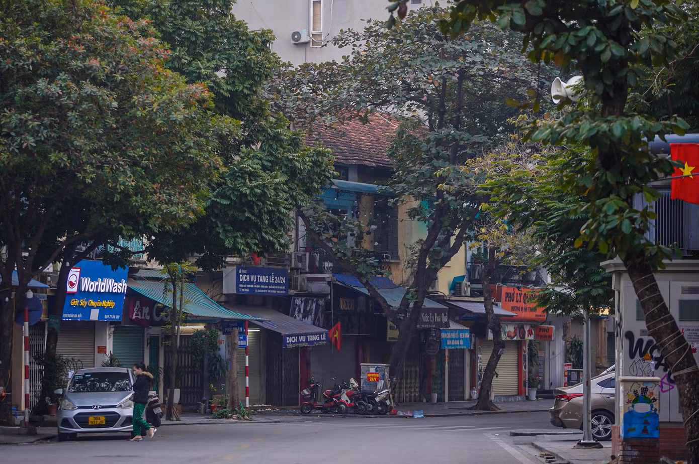 Những nếp nhà cổ hiện ra trong sự yên tĩnh của ngày mùng 1.