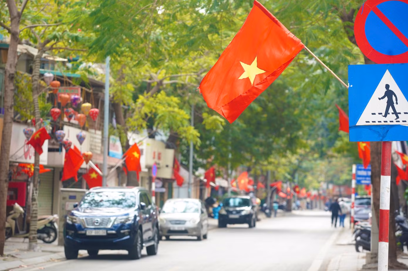 Hình ảnh rực rỡ tại phố Đặng Văn Ngữ.