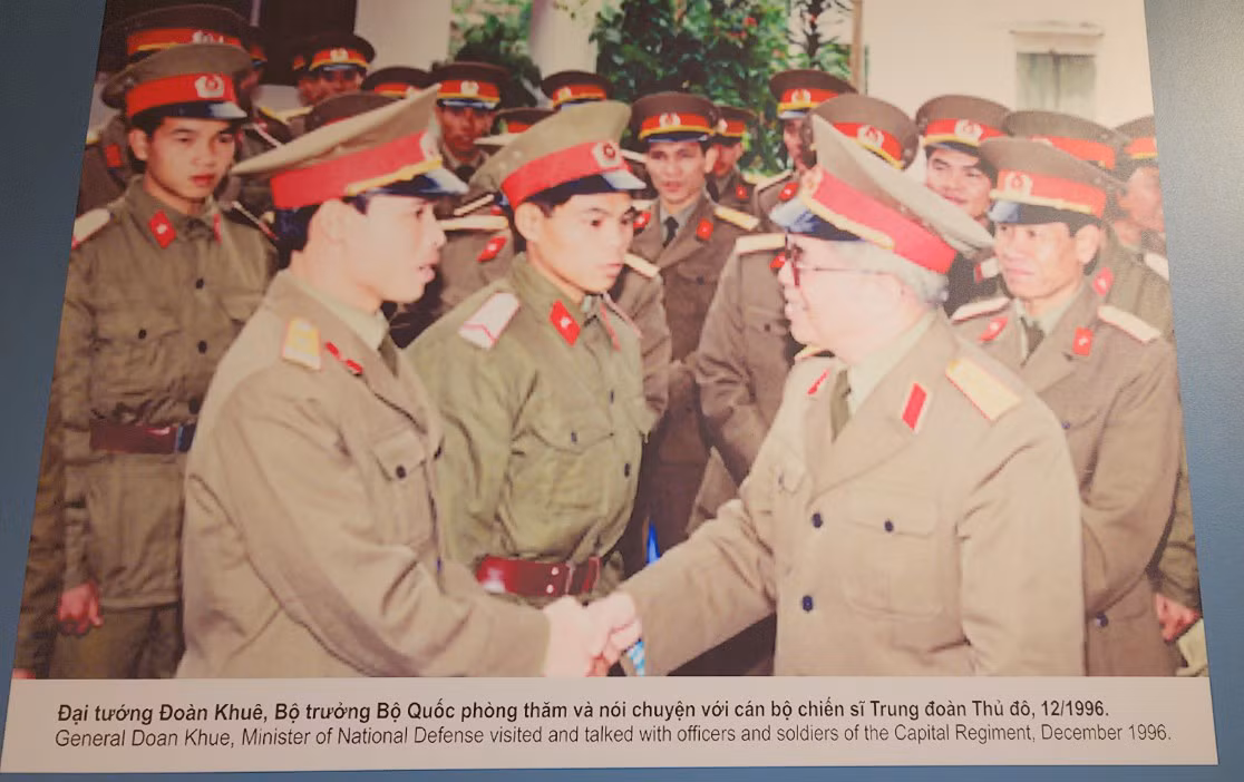 Đại tướng Đoàn Khuê thăm và nói chuyện với các chiến sĩ Trung đoàn Thủ đô năm 1996.