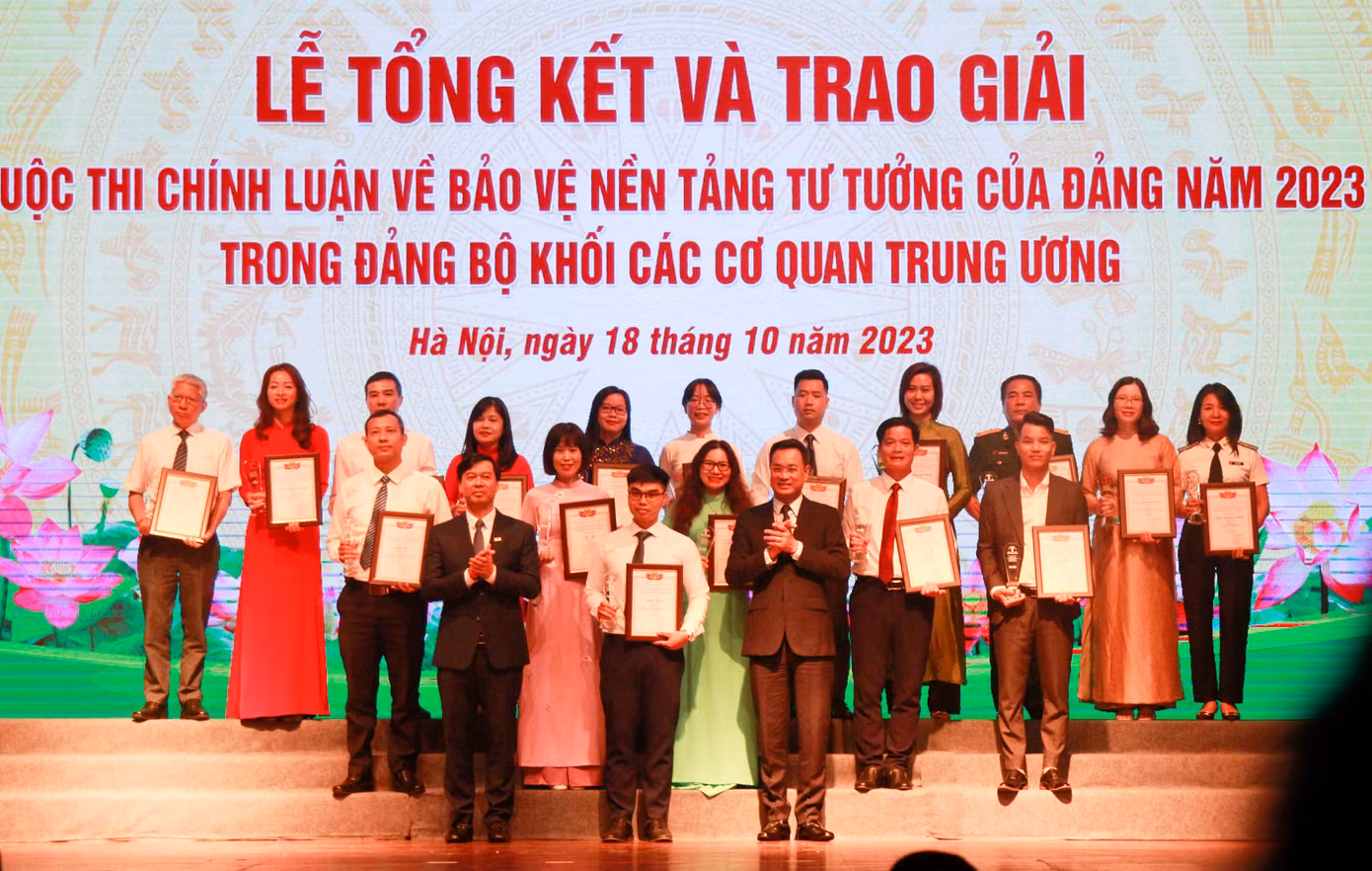 Ban tổ chức trao giải cho các tác giả đạt giải ở thể loại báo chí.