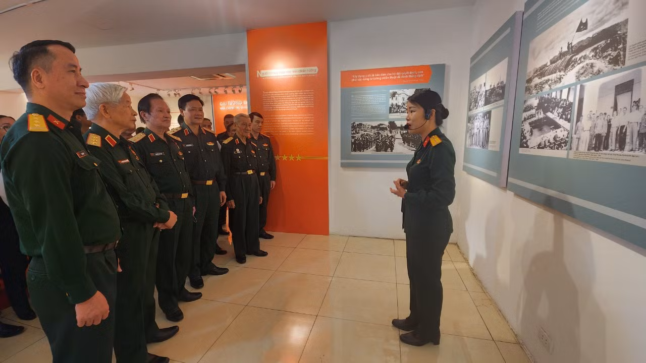 Hướng dẫn viên thuyết trình về cuộc đời, sự nghiệp của Đại tướng Đoàn Khuê.