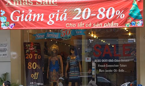 Giáng sinh cũng là dịp người tiêu dùng thỏa thích mua sắm hàng giảm giá. Bài viết: http://news.zing.vn/Hang-giam-gia-ngap-tran-duong-pho-Sai-Gon-post378001.html Nguồn Zing News 