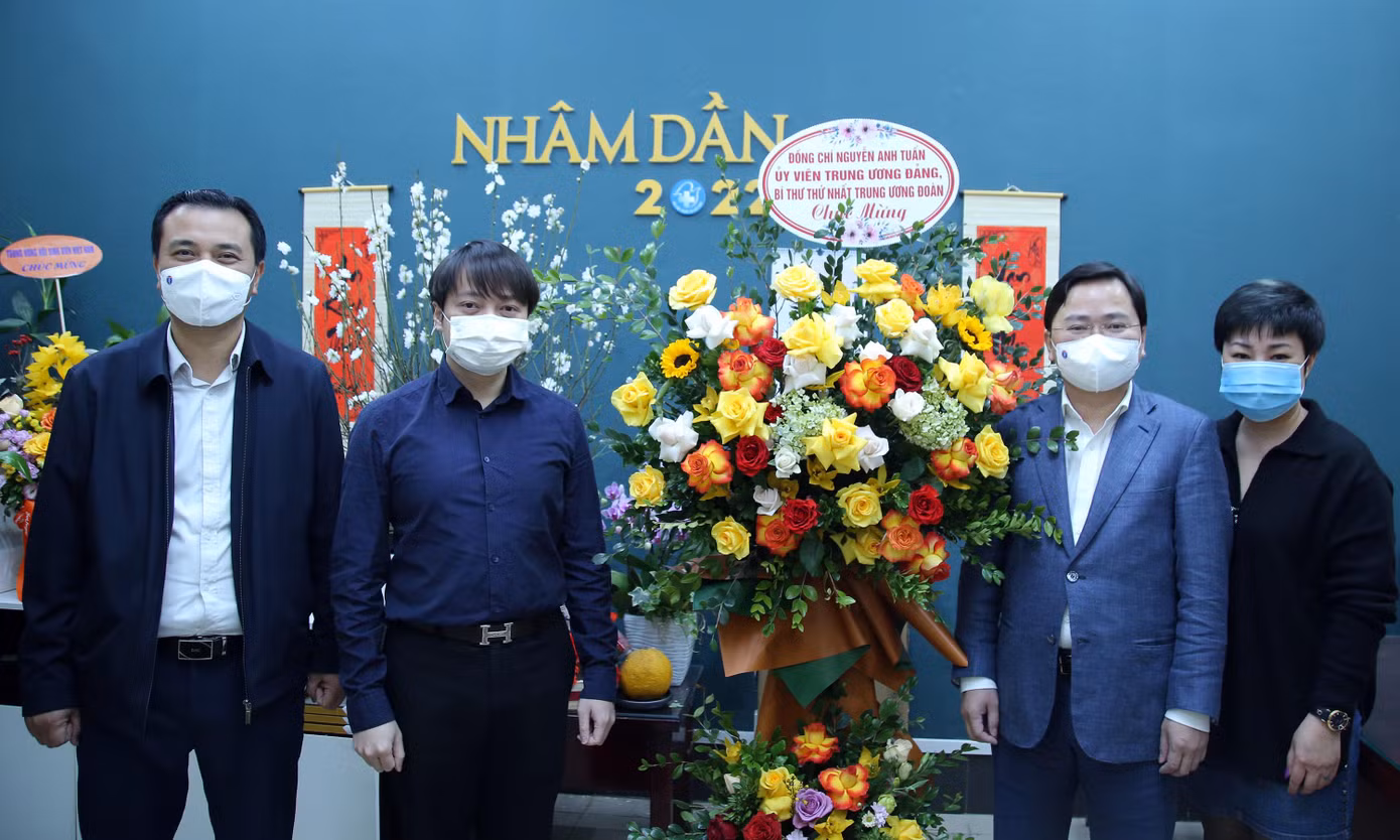 Anh Nguyễn Anh Tuấn (thứ hai từ phải sang) tặng hoa chúc mừng Hội Thầy thuốc trẻ Việt Nam