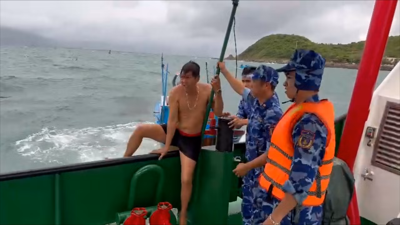 Người dân được cán bộ, chiến sĩ tàu CSB 9033 đưa lên tàu. Ảnh: Bộ Tư lệnh Vùng Cảnh sát biển 3