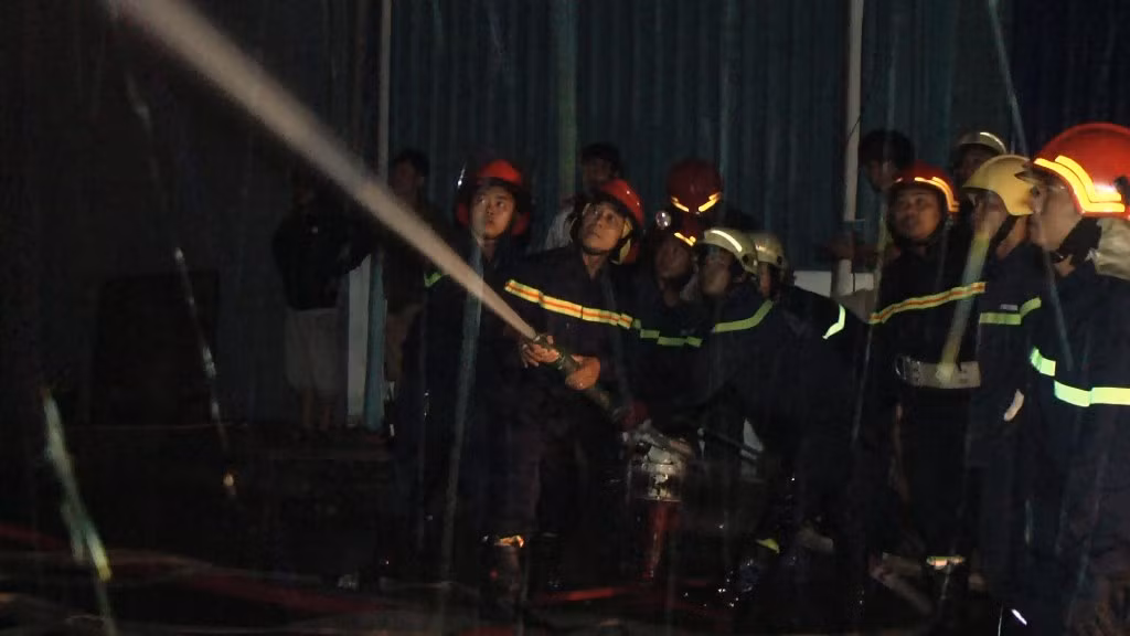Hàng trăm cảnh sát đang dập lửa đám cháy lớn ở Sài Gòn ảnh 1