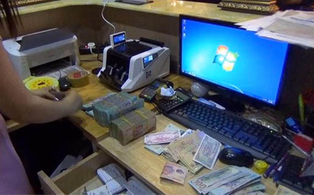 Phá sòng bạc đội lốt Poker ở Sài Gòn, tạm giữ nhiều đại gia ảnh 2