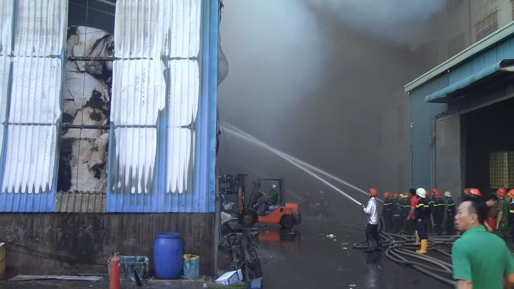 Hàng trăm cảnh sát đang dập lửa đám cháy lớn ở Sài Gòn ảnh 2