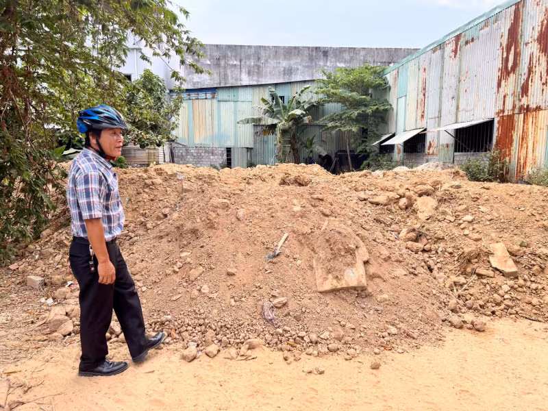 Nhiều khu đất trống bị đổ trộm rác thải xây dựng