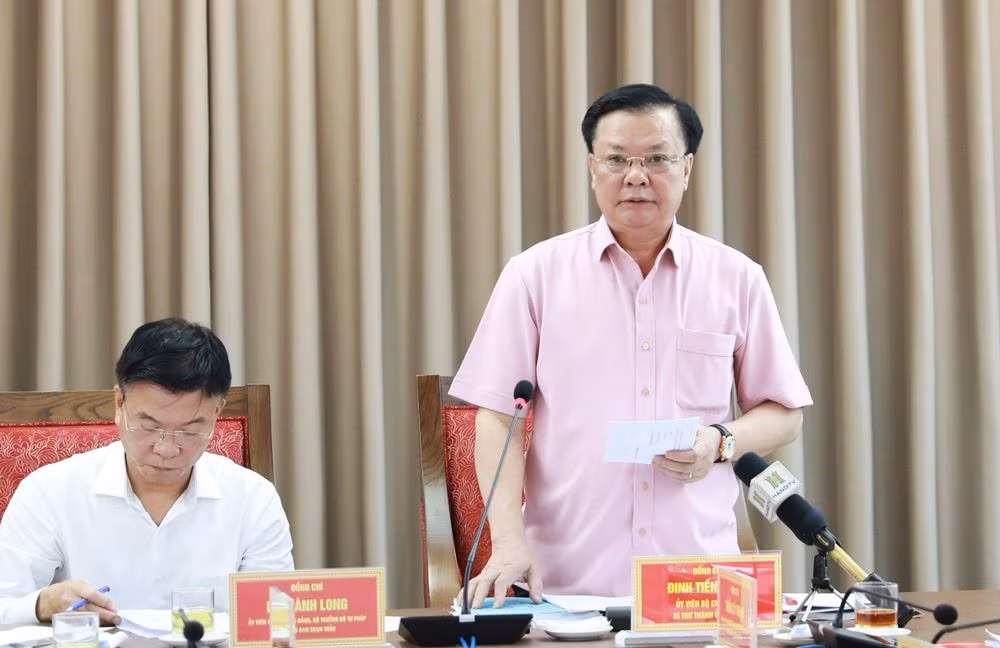 Bí thư Thành ủy Hà Nội Đinh Tiến Dũng phát biểu tại buổi làm việc