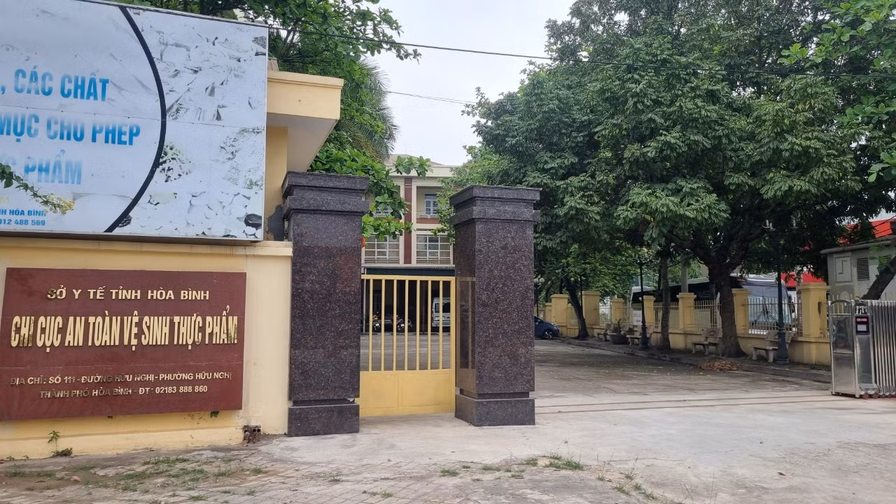 Công an vào cuộc thu thập hồ sơ 305 nhãn hiệu sữa giả được công bố tại Chi cục An toàn vệ sinh thực phẩm tỉnh Hòa Bình.