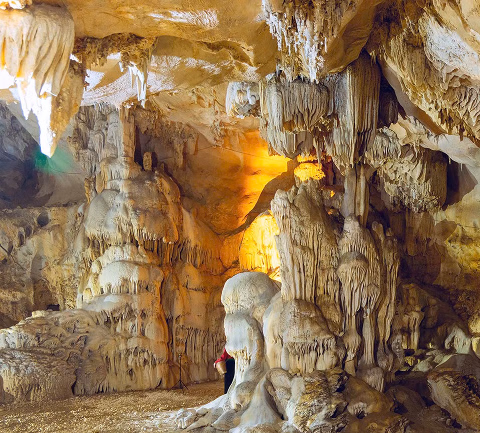 Càng vào sâu trong hang, dưới ánh đèn, những hình ảnh nhũ đá với nhiều hình thù nối tiếp nhau hiện ra, như hình con sư tử đang nằm chầu; khối đá hình pho tượng "Phật bà Quan âm" ngồi trên tòa sen; hình tượng một con voi đá trắng lớn.