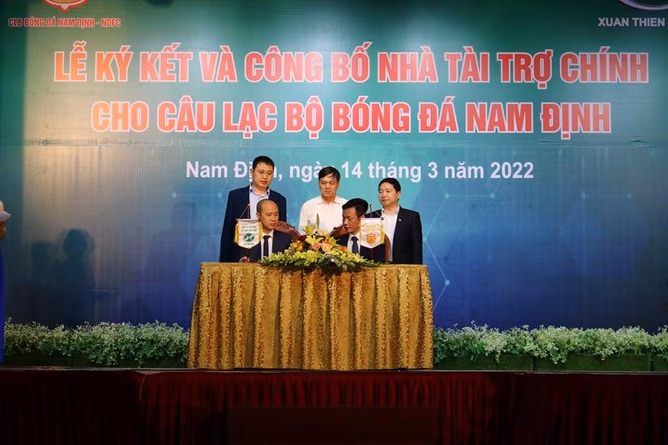 Lãnh đạo tỉnh Nam Định chứng kiến lễ ký hợp đồng tài trợ cho đội bóng - Ảnh: Hoàng Long