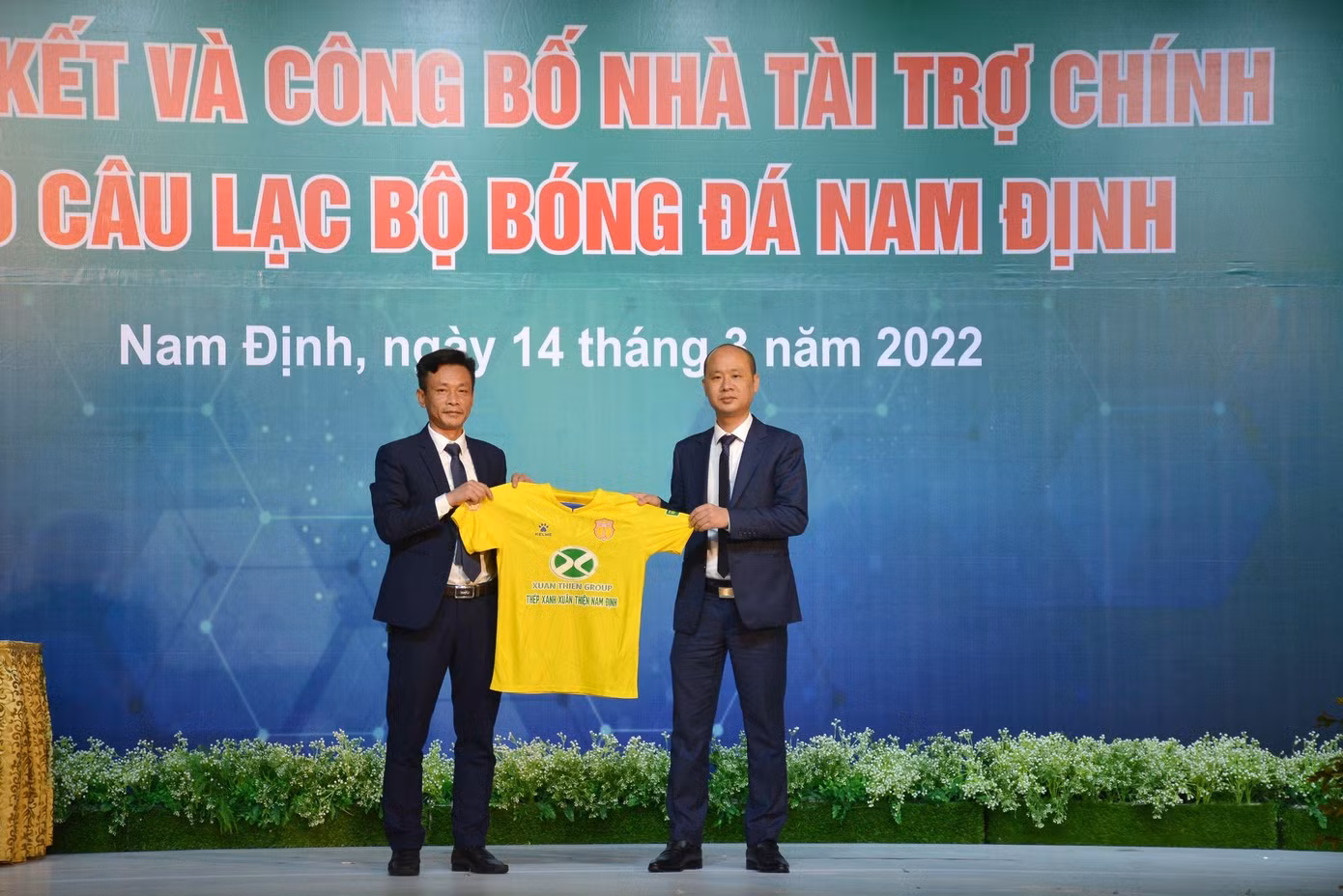 Từ mùa giải 2022, CLB bóng đá Nam Định sẽ ra sân trong màu áo vàng - Ảnh: Hoàng Long