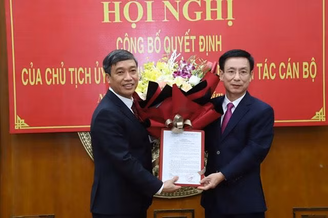 Chủ tịch UBND tỉnh Nam Định (phải) trao quyết định bổ nhiệm Giám đốc Sở Kế hoạch và Đầu tư - Ảnh: Hoàng Long