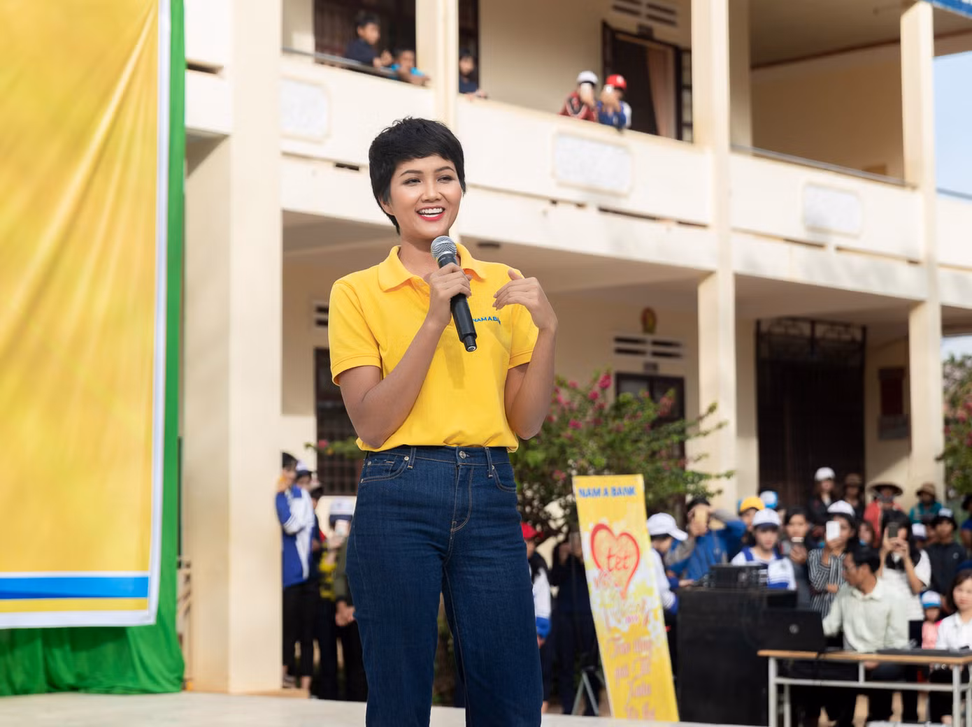 'Tết Yêu thương' bận rộn của Hoa hậu H’Hen Niê ảnh 6