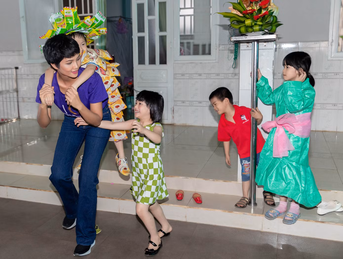 'Tết Yêu thương' bận rộn của Hoa hậu H’Hen Niê ảnh 1