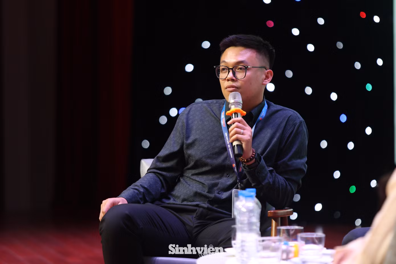 ThS. Lê Tuấn Linh - Giảng viên, Bí thư Liên chi đoàn Khoa Kinh tế và Kinh doanh Đại học Phenikaa - nhận được nhiều câu hỏi của sinh viên liên quan đến trí tuệ nhân tạo (AI).