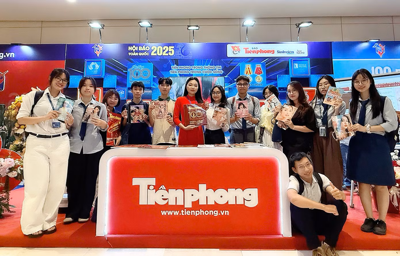 Bạn đọc là sinh viên chụp ảnh check-in tại gian trưng bày của Báo Tiền Phong tại Hội báo.