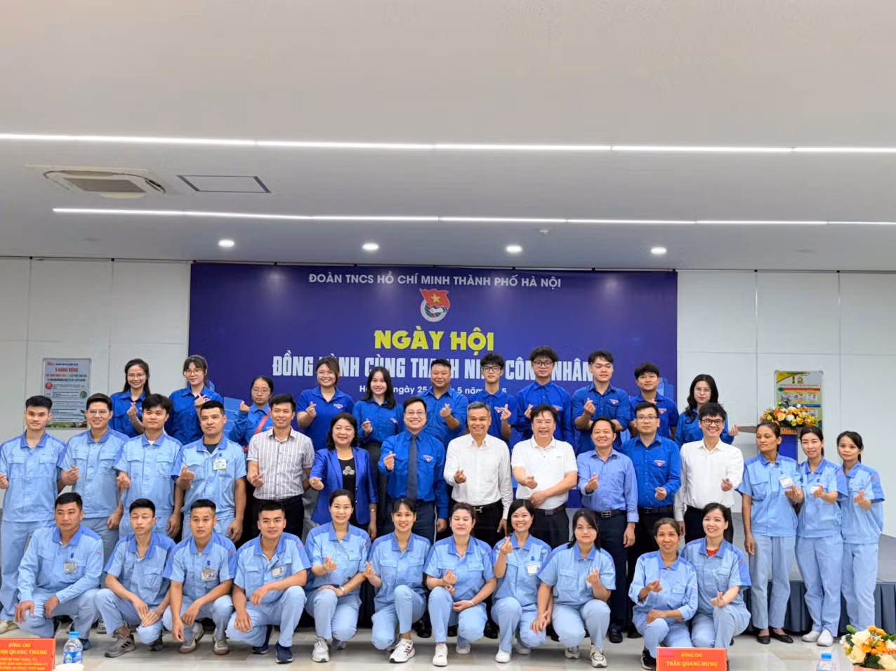 Ban tổ chức chụp ảnh lưu niệm với thanh niên công nhân tại chương trình.