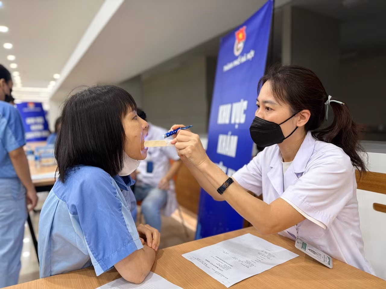 Các bác sĩ khám bệnh, tư vấn cho thanh niên công nhân tại ngày hội