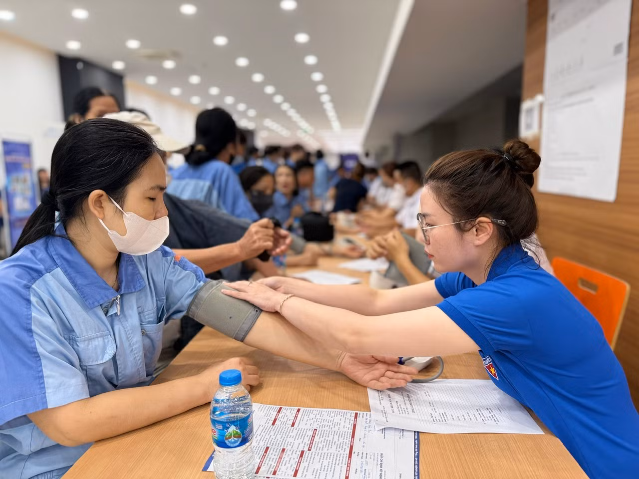 Các bác sĩ khám bệnh, tư vấn cho thanh niên công nhân tại ngày hội