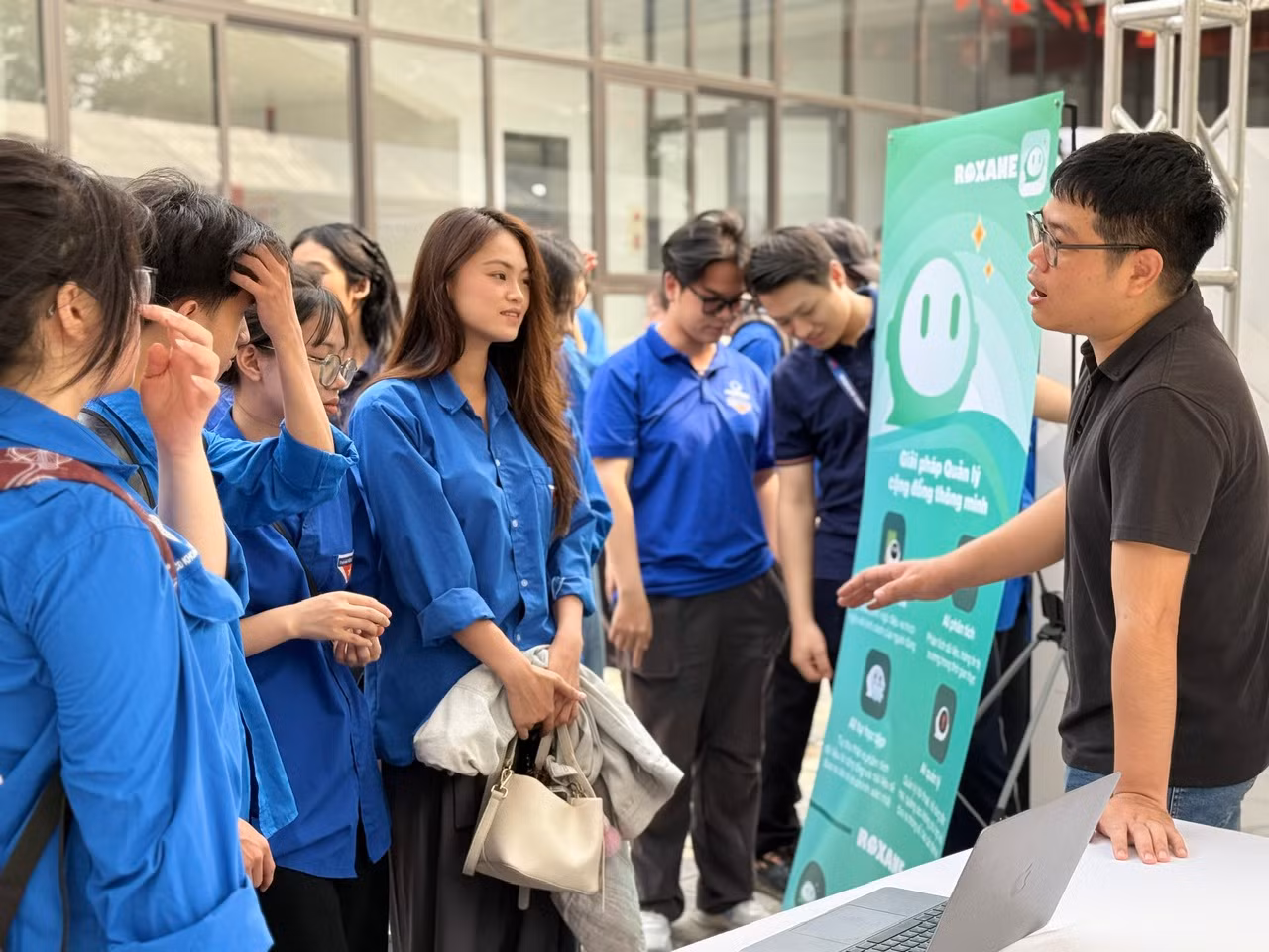 Nhiều bạn trẻ tham quan, tìm hiểu các sản phẩm khởi nghiệp đổi mới sáng tạo trưng bày tại ngày hội.