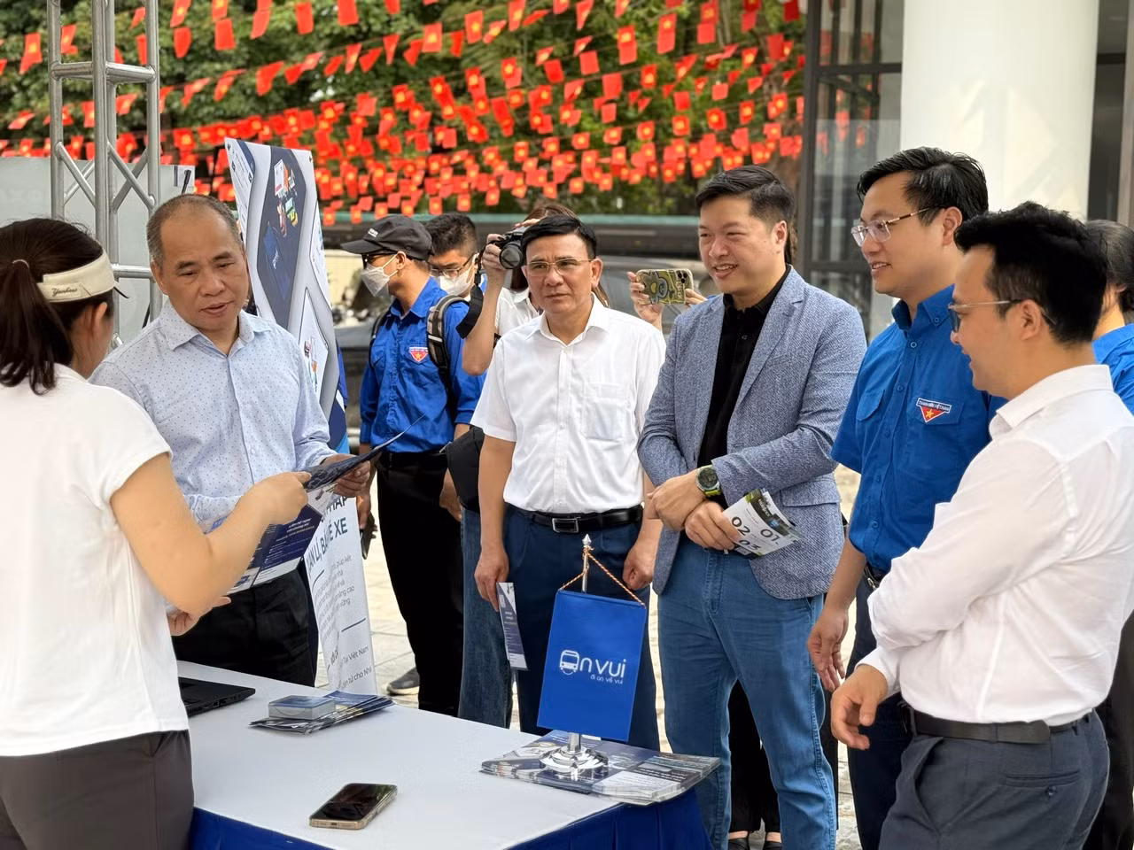 Các đại biểu tham quan các dự án, ý tưởng khởi nghiệp, đổi mới sáng tạo và chuyển đổi số tiêu biểu trưng bày trong khuôn khổ ngày hội
