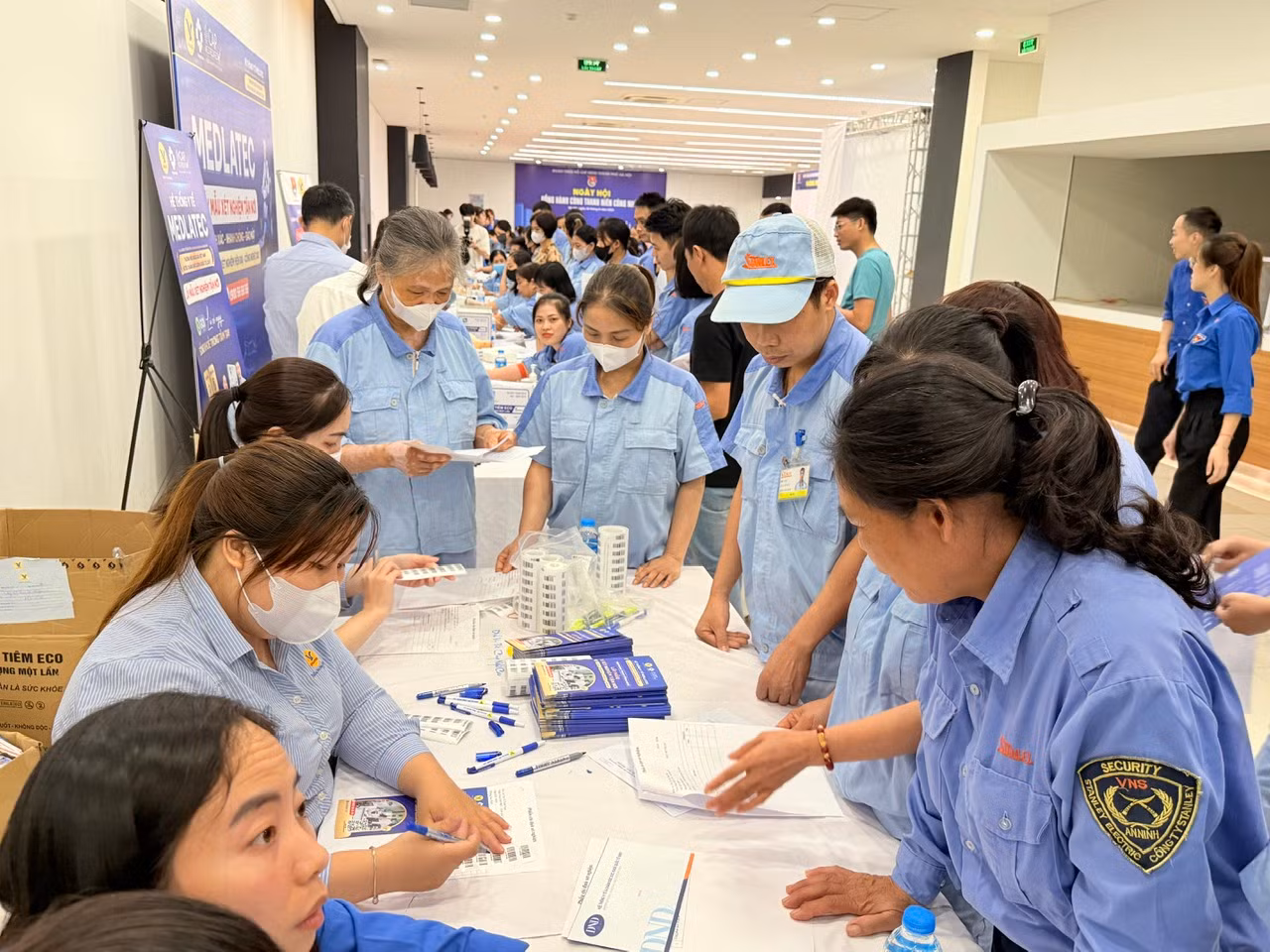 Ngày hội thu hút đông đảo thanh niên công nhân tham gia