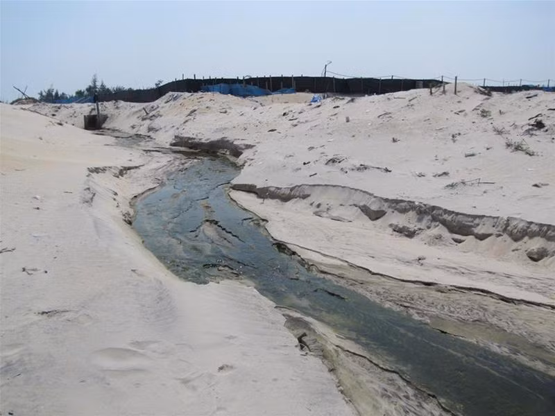 Nước thải hồ tôm ở Phong Hải đang xả thẳng ra biển - Ảnh: Ngọc Văn