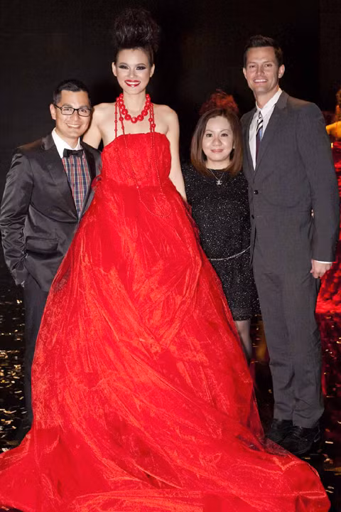 Tuyết Lan và 2 đại diện của Wilhelmina Models trong đêm chung kết Vietnam's Next Top Model 2010