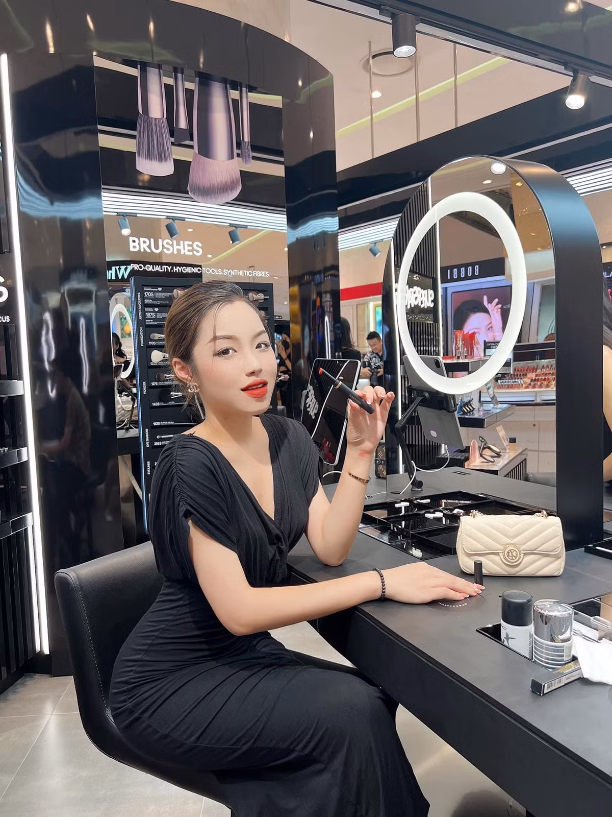 Với niềm đam mê và tôn chỉ làm việc để trao giá trị đến cộng đồng, vì nhân sinh, Yến Linh mong muốn tập trung hướng đến lan tỏa những giá trị tích cực, phục vụ cộng đồng trong tương lai.