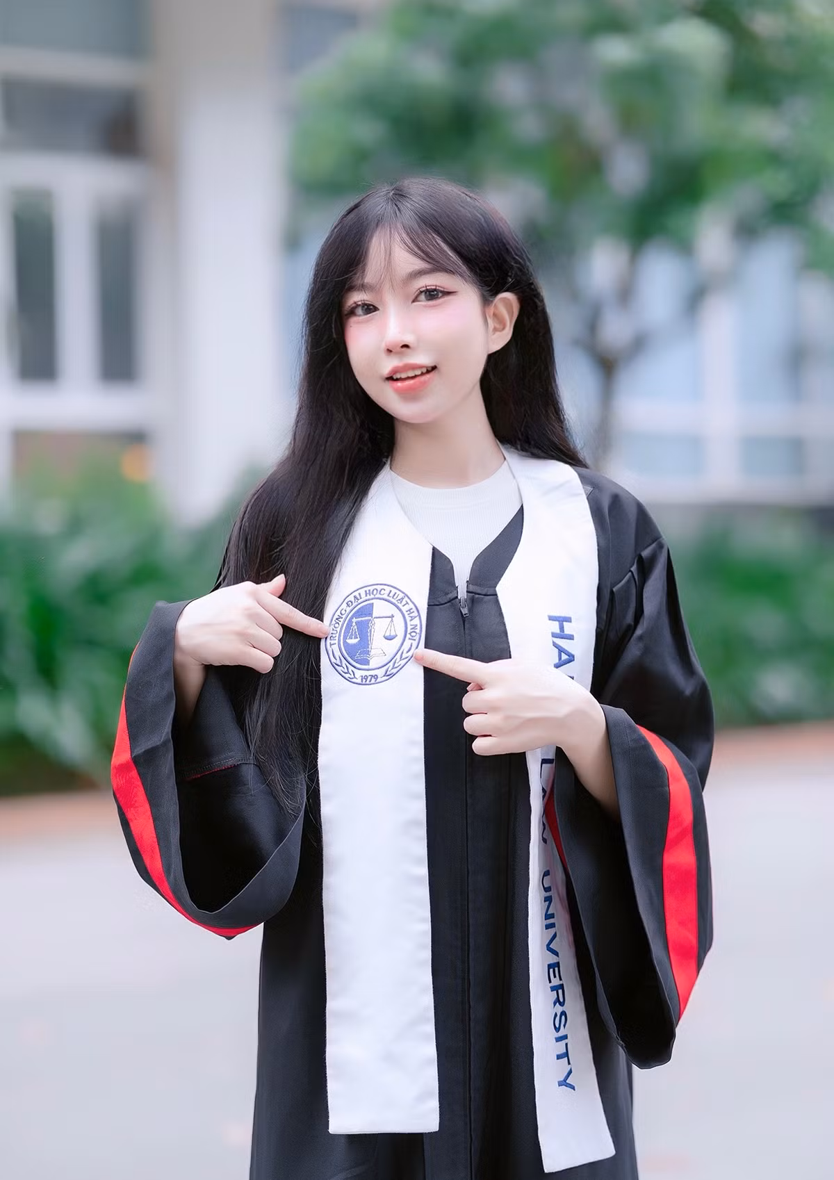 Nguyễn Phương Huyền (sinh năm 2002) tốt nghiệp loại Giỏi tại trường Đại học Luật Hà Nội.