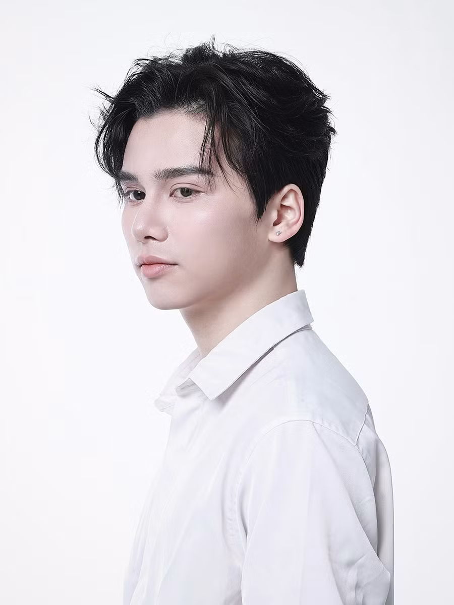 Trịnh Việt Anh (sinh năm 2003) đang là sinh viên Đại học Kinh tế Quốc dân. Trịnh Việt Anh (sinh năm 2003) đang là sinh viên Đại học Kinh tế Quốc dân.