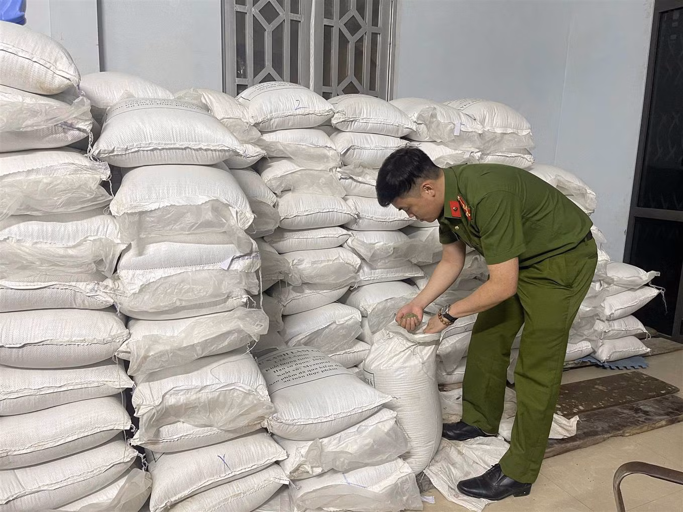 Lực lượng chức năng kiểm tra hóa chất tại các cơ sở