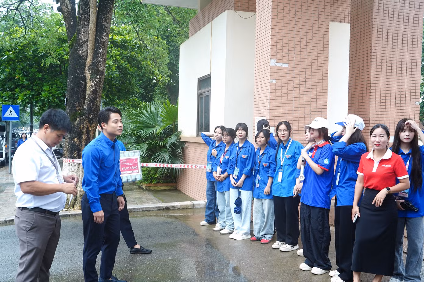 Anh Đồng Mạnh Linh - Phó Bí thư Tỉnh Đoàn Yên Bái đã đến thăm, động viên đội hình tiếp sức mùa thi tại điểm thi trường THPT Nguyễn Huệ (thành phố Yên Bái).