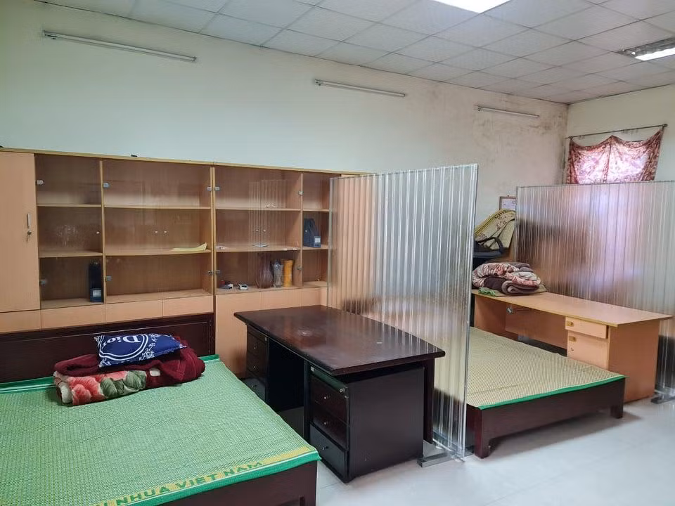 Công ty đã thực hiện xong việc phân chia khu vực ngủ nghỉ và vệ sinh từng bộ phận. Trang bị vật tư màn mỏng, khung nhựa gấp gọn cùng các đồ dùng thiết yếu hằng ngày cho công nhân.