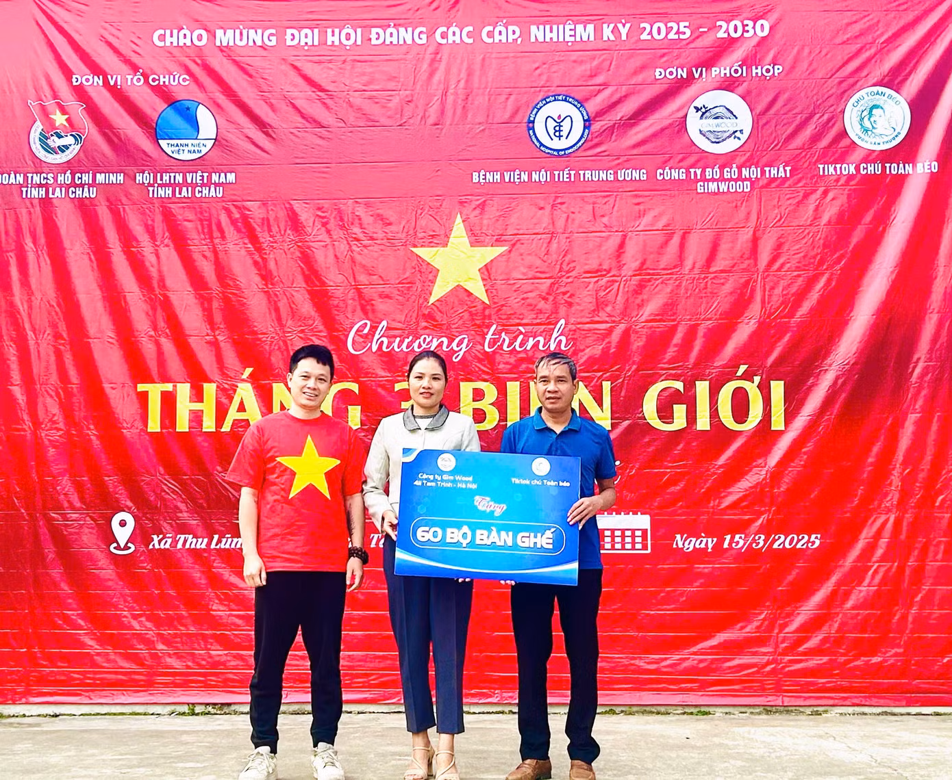 Ngoài ra, chương trình còn tặng bàn ghế cho trường học.