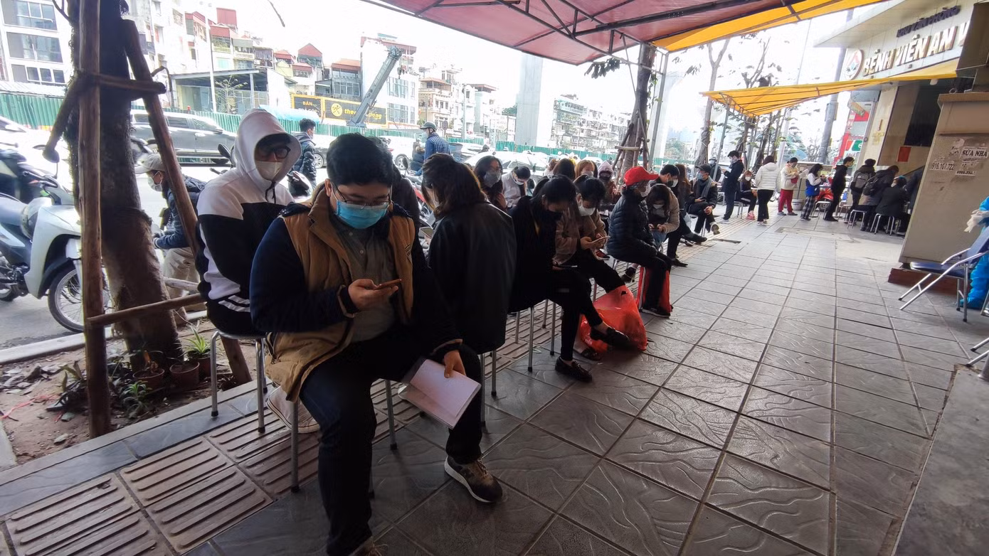 Những ngày gần đây, tại một số bệnh viện, khá đông người dân đến xếp hàng đăng ký xét nghiệm COVID-19. Một số bệnh viện như Medlatec, An Việt (quận Thanh Xuân, Hà Nội) lượng người xếp hàng chờ xét nghiệm tràn ra cả vỉa hè.